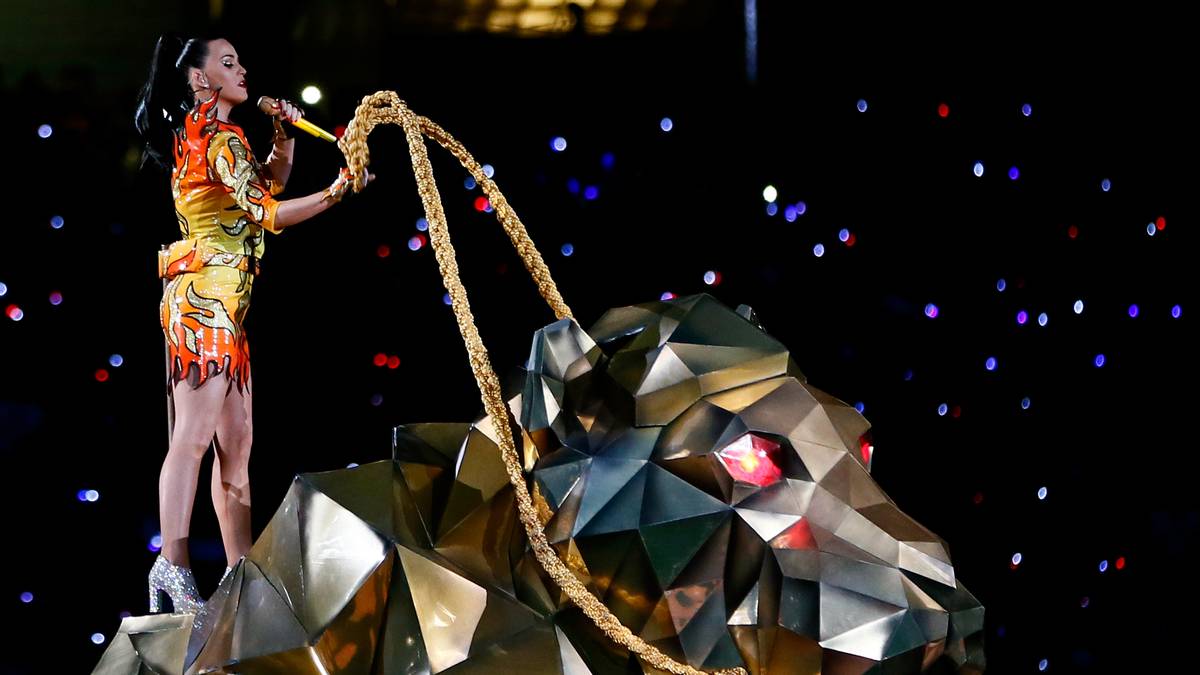 Katy Perry zaubert 2015 eine Show der Superlative auf die Bühne, die eine Mischung aus Zirkus und Comicwelt ist. Zunächst reitet die Sängerin auf einem überdimensionalen Löwen in die Arena... 