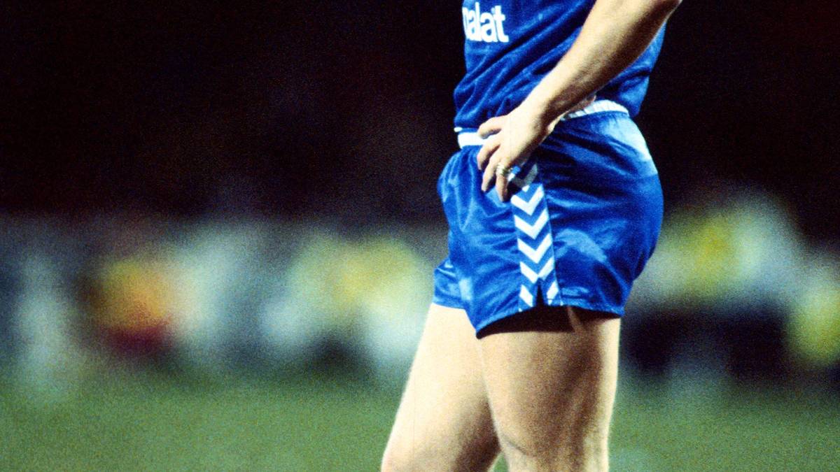 Komplett in blau lief Bernd Schuster mit Real bei Auswärtsspielen Ende der 1980er Jahre auf...