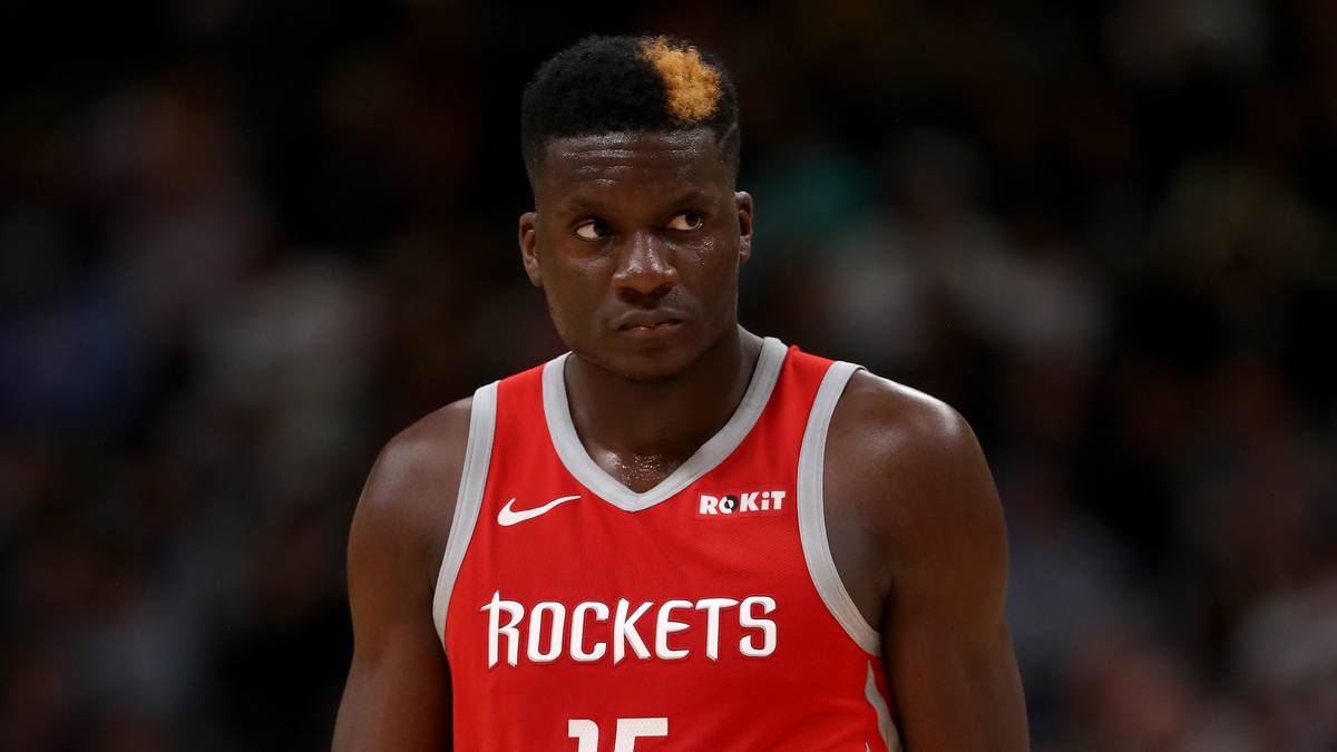 CLINT CAPELA: Hinter Harden hat der Schweizer in der vergangenen Saison mit 16,6 Punkten die zweitgrößte Scoring-Last getragen. Trotz seiner starken Leistungen galt der 25-Jährige wegen seines Trade-Werts als möglicher Tausch-Kandidat bei den Rockets, um einen Superstar nach Houston zu locken. Nun fand man aber einen anderen Weg, und Capela bleibt