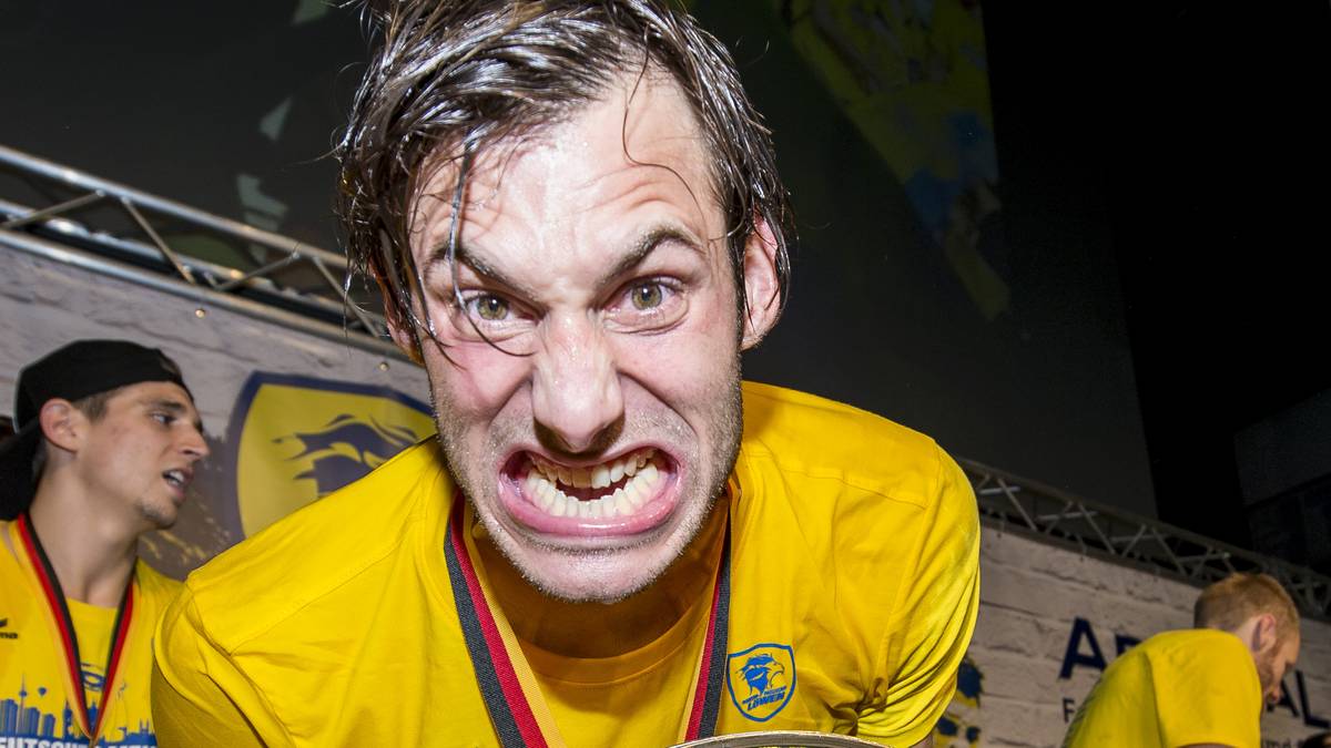 5. Juni: Die Löwen bescheren dem zu Paris St. Germain wechselnden Uwe Gensheimer einen würdigen Abschied. Nach zwei Vizemeisterschaften sichert sich das Team um den scheidenden Kapitän seine erste Krone in der "stärksten Liga der Welt"