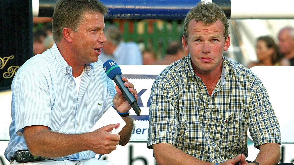 Er selbst muss mit 21 Jahren das Springreiten wegen Rückenbeschwerden aufgeben, redet schon bald aber auf Augenhöhe mit den Stars wie Lars Nieberg. Eine zierliche Japanerin zu Ross umschreibt er einmal so:  "Sie sitzt da drauf wie ein kleines Vögelchen auf einem Elefanten." Bei schweren Reitern heißt es dagegen: "Es wird das Fleisch müde unterm Sattel"