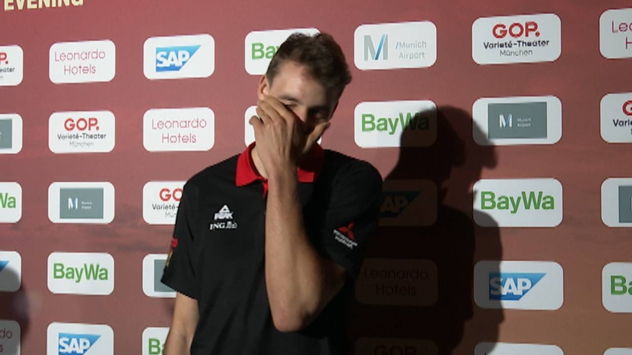 NBA-Star Franz Wagner bekommt während Interview Ständchen von DBB-Team
