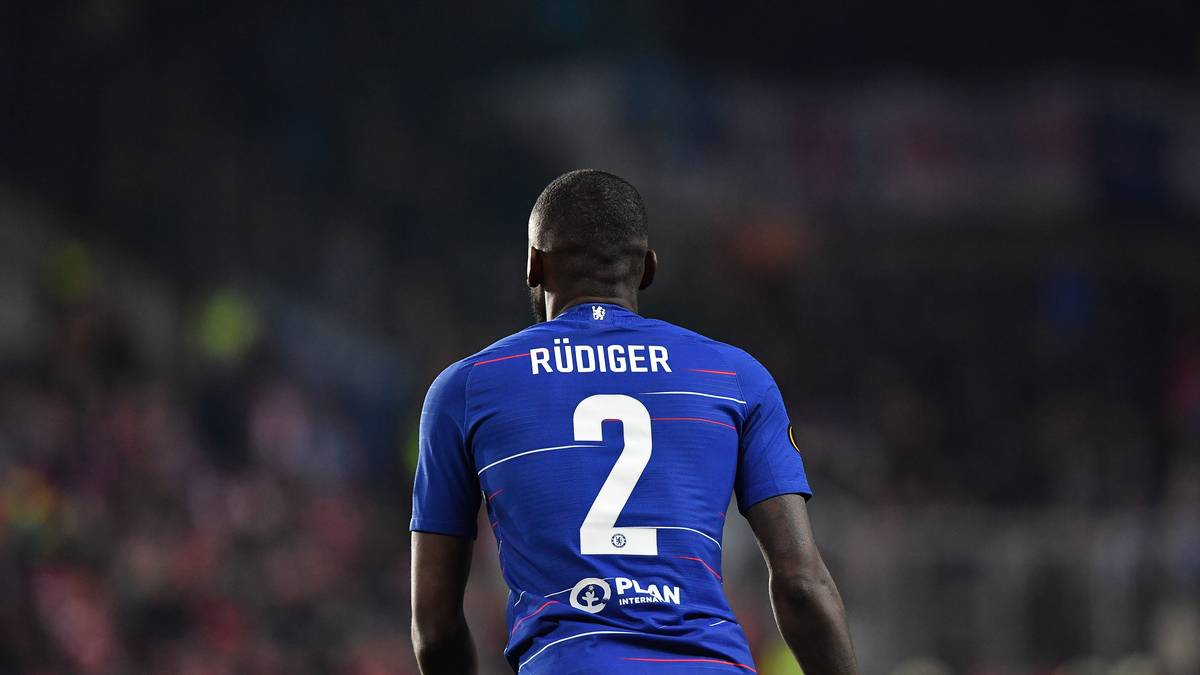 Der Nationalspieler entschied sich aber für die Roma, entwickelte sich rasant weiter und ist mittlerweile Stammspieler beim FC Chelsea. Allerdings musste er sich im Saison-Endspurt einer Meniskus-Operation unterziehen. Ob der FCB nach Hernández das Risiko eines zweiten verletzten Neuzugangs eingehen würde?