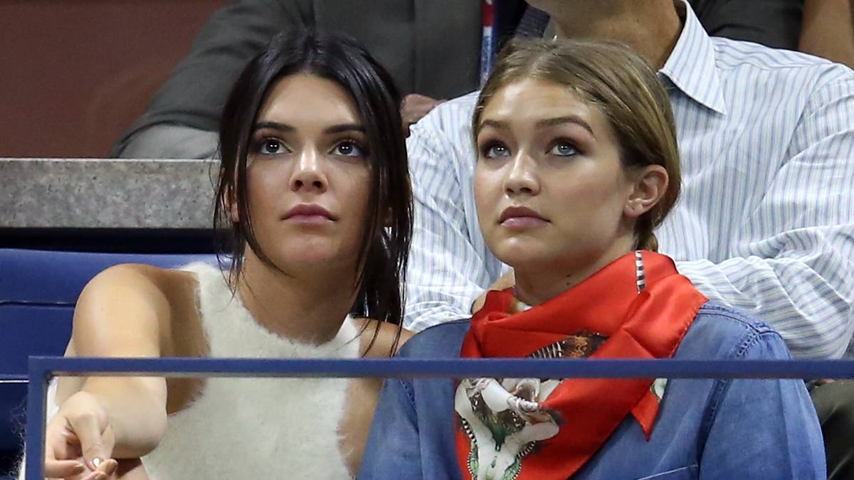 Auch die Models Kendall Jenner (l.) und  Gigi Hadid  lassen sich das Spiel nicht entgehen