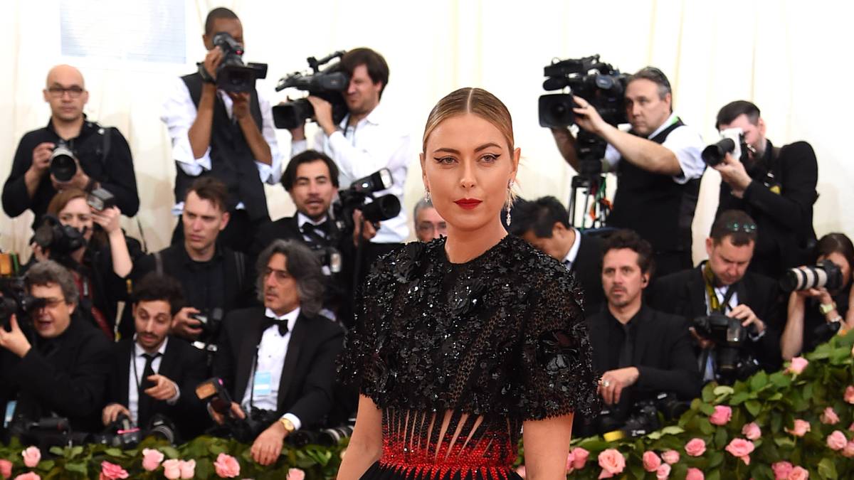 Während in Spanien gerade die Madrid Open laufen, zeigte sich Tennis-Sternchen Maria Sharapova lieber auf der Met Gala. In ihrem schwarzen Kleid mit roten Akzenten war sie das Motiv zahlreicher Paparazzi-Bilder