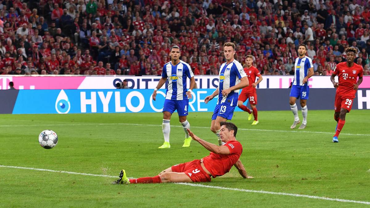 2019/20 - Bayern München - Hertha BSC Berlin: Die Saison startete gut für die Bayern. In der 24. Minute brachte Lewandowski die Münchner mit einem Grätschen-Tor in Führung. Doch die Berliner schlugen mit einem Doppelpack in der 36. und 38. Minute zurück