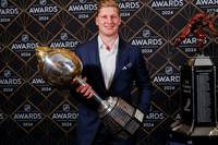 Colorados Center Nathan MacKinnon gewinnt nach der NHL-Saison gleich zwei Preise, wird zum MVP gekürt. Auch bei den Awards in anderen Kategorien gibt es für Leon Draisaitls Oilers nichts zu holen. 