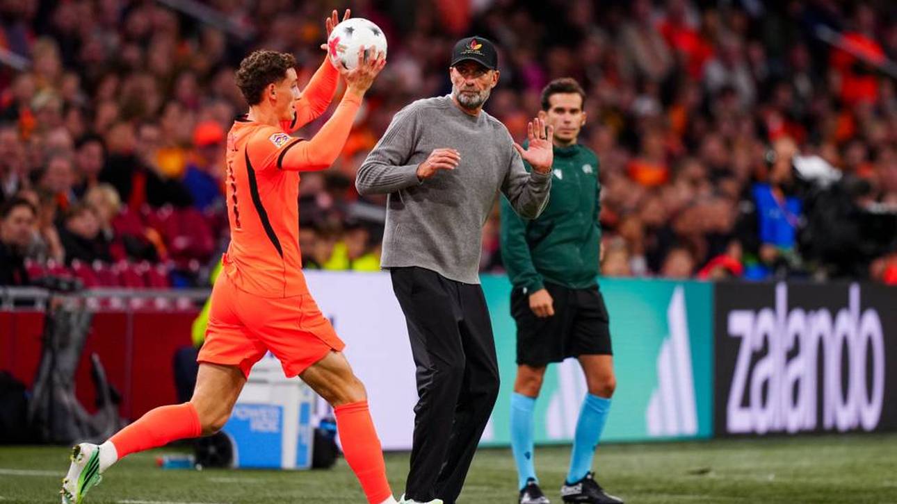 Jürgen Klopp beobachtet den Einwurf von Ruben van Bommel (l.)