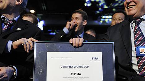 Russische Delegierte halten nach der WM-Vergabe 2010 das Zertifikat für die WM 2018 in die Höhe