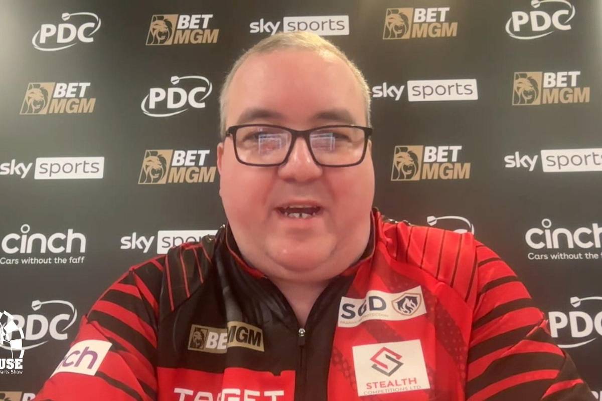 Stephen Bunting ist aktuell in der Premier League of Darts noch ohne Punkte auf dem letzten Tabellenplatz. Was ihm allerdings Hoffnung und Mut macht, erzählt er in der neusten Madhouse-Folge.