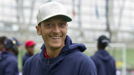 Auf dem Fußballplatz taucht Mesut Özil kaum noch auf. Der aussortierte Arsenal-Star nutzt die Freizeit und steigt ins Modegeschäft ein.