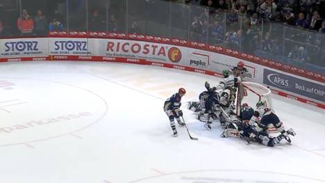 Kuriose Szene beim Auswärtssieg der Eisbären Berlin in Schwenningen. Im ersten Drittel liegen fast alle Spieler im Tor, der Puck allerdings nicht.