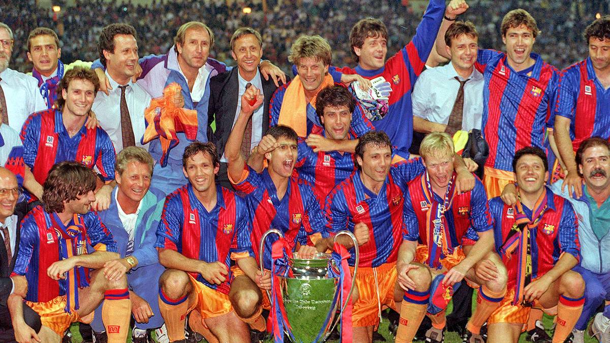 1985 wechselte Cruyff auf die Trainerbank und übernahm den Posten bei Ajax. Er etablierte in den drei Jahren bei seinem Heimatverein ein taktisches System, das noch heute als Ajax-System praktiziert wird. Nach seinem Wechsel zum FC Barcelona feierte El Salvador große Erfolge, der wichtigste unter ihnen zweifellos der Landesmeistertitel 1992 mit dem so genannten 'Dream Team'. In seiner Zeit bei Barcelona revolutionierte Cruyff auch die Nachwuchsarbeit - die Jugendakademie La Masia wurde danke Cruyffc zur legendärsten Talentschmiede der Welt. Der im März verstorbene Cruyff wiederlegte in seiner Karriere endgültig das Klischee, große Spieler könnten keine großen Trainer werden