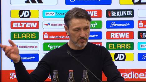 Wolfsburgs Trainer Niko Kovac echauffiert sich nach der Niederlage bei Union Berlin über die Entstehung des Gegentors. Der Coach sieht vor der entscheidenden Ecke ein klares Foul.