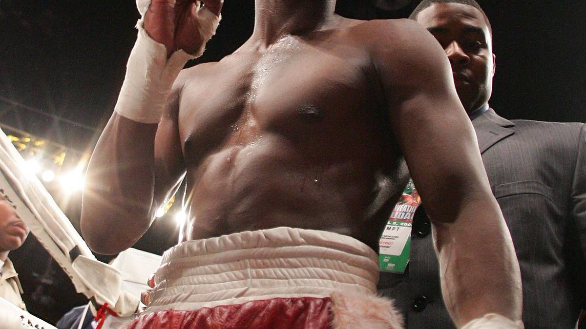 Nachdem das Chaos beseitigt ist, kämpfen die beiden einfach weiter. Nach zwölf Runden ist Mayweather Punktsieger