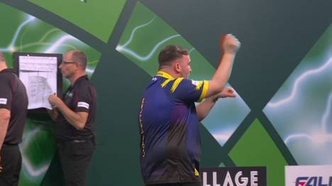 Luke Littler checkt gleich im ersten Satz den Big Fish und zeigt Gegner Krzysztof Ratajski, dass es heute nur einen Gewinner geben wird.