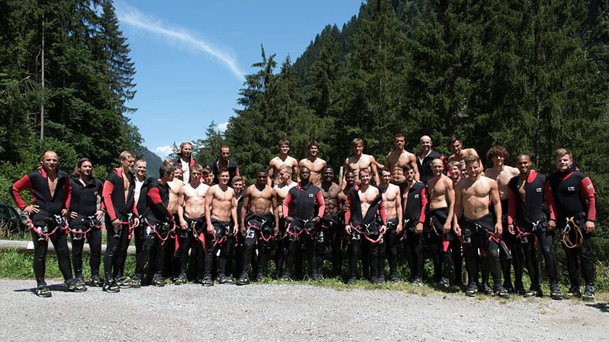 Im Rahmen des Trainingslagers im österreichischen Mayrhofen machen die Profis von Werder Bremen und das Trainerteam Canyoning