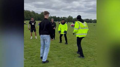 Vor dem Champions-League-Finale versammeln sich rund 4.000 Fans von Borussia Dortmund auf einem Fanfest in London. Dort kickt die Security sogar mit einigen BVB-Anhängern.