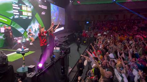 Pikachu und Nathan Aspinall treffen im Achtelfinale der Darts WM 2025 aufeinander. Beim Walk-On des Briten feiern beide mit dem Ally Pally und sorgen bereits vor dem Spiel für gute Stimmung.