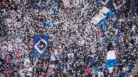 PLATZ 7 - HAMBURGER SV: Trotz sportlich zuletzt enttäuschender Spielzeiten kann sich der Bundesliga-Dino auf die Unterstützung seiner Fans verlassen. Satte 26.000 Personen kaufen sich für die neue Saison eine HSV-Dauerkarte