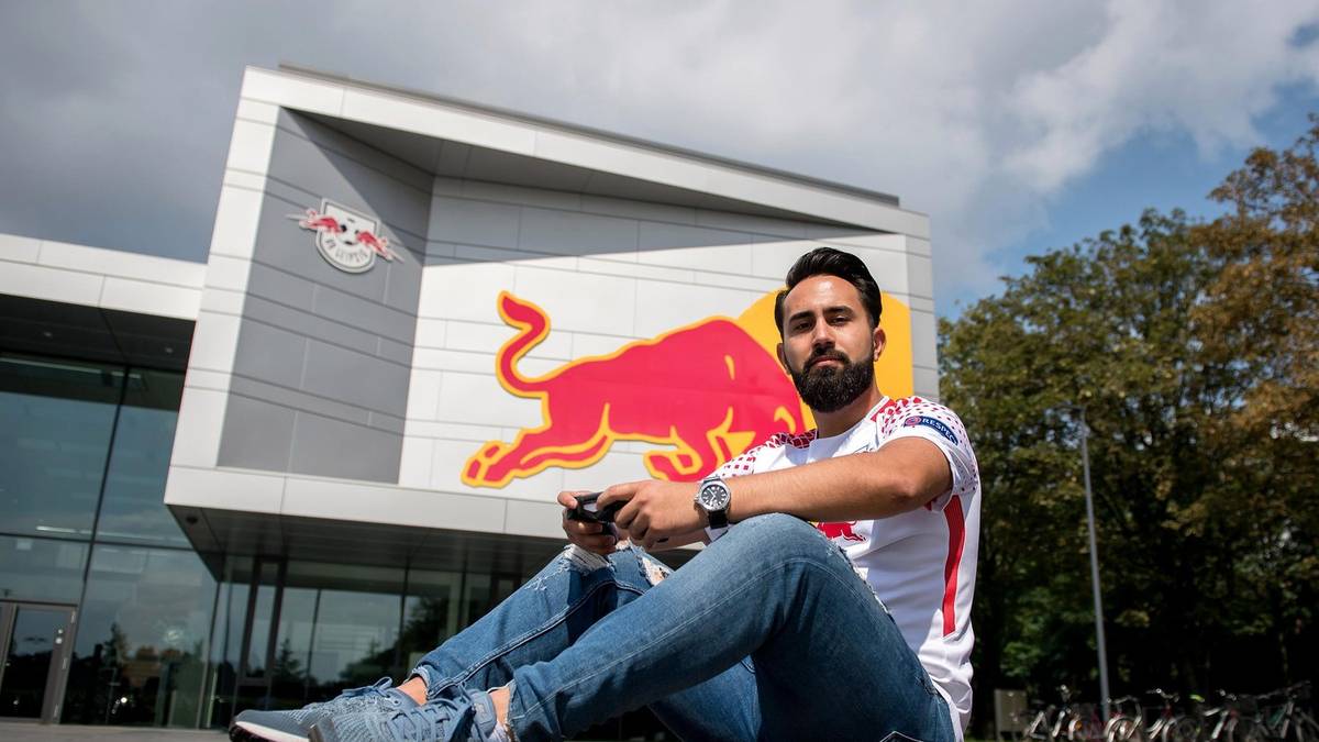 Yarsalar ist zudem einer der wenigen deutschen Spieler, die in der Vergangenheit bereits für einen anderen Verein tätig waren. So wechselte er 2017 vom FC Schalke 04 nach Leipzig. Im Dress der Königsblauen gewann er die TAG Heuer Virtuelle Bundesliga 2017