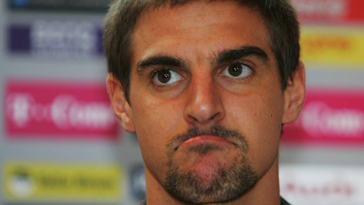 2007 folgt dann jedoch der Schock für alle Deisler-Fans: Nach fünf Knieoperationen beendet er wegen Depressionen mit nur 27 Jahren seine Karriere