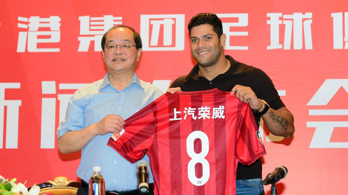 Aber auch wenn in Chinas Super League das Geld auf der Straße liegt und Stars wie Hulk, Jackson Martinez oder Graziano Pelle sich eine Goldnase verdienen: Kaum vorstellbar, dass der 32-Jährige sich für die sportlich am wenigsten attraktive Option entscheiden wird