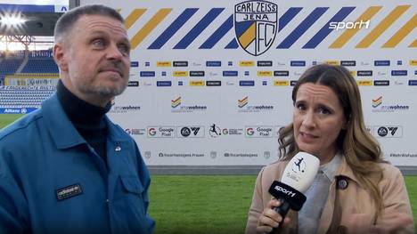 Bayerns Frauen-Coach Alexander Straus ist nach dem knappen 1:0-Sieg seiner Mannschaft in Jena schwer verärgert. Der Grund dafür ist der schlechte Zustand des Rasens.