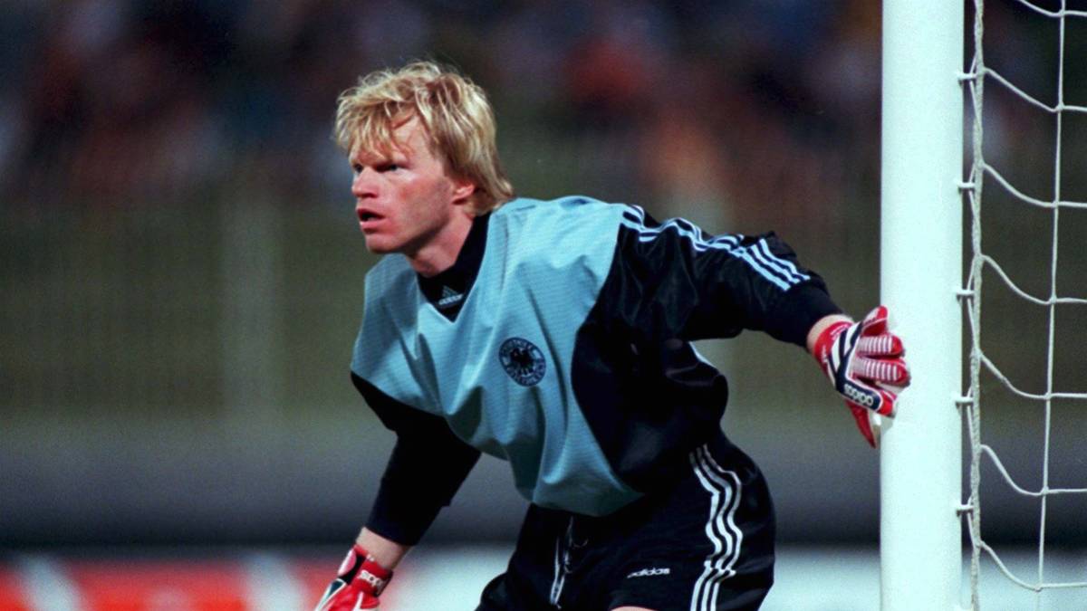 Erstmals dauerhafter Stammkeeper im DFB-Team: Oliver Kahn. Er versuchte vor dem Spiel auch, den angeschlagenen Vogts in Schutz zu nehmen, nannte die Massivität der Kritik "Wahnsinn". Es sei irre, dass "Banalitäten wie einem Pfostenschuß und einem unglücklichen Gegentor Diskussionen aufgehängt werden, die monatelang laufen".