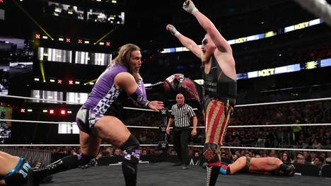 Alexander Wolfe (r., hier in einem NXT-Match gegen Kassius Ohno) steigt bei WWE zu SmackDown Live auf