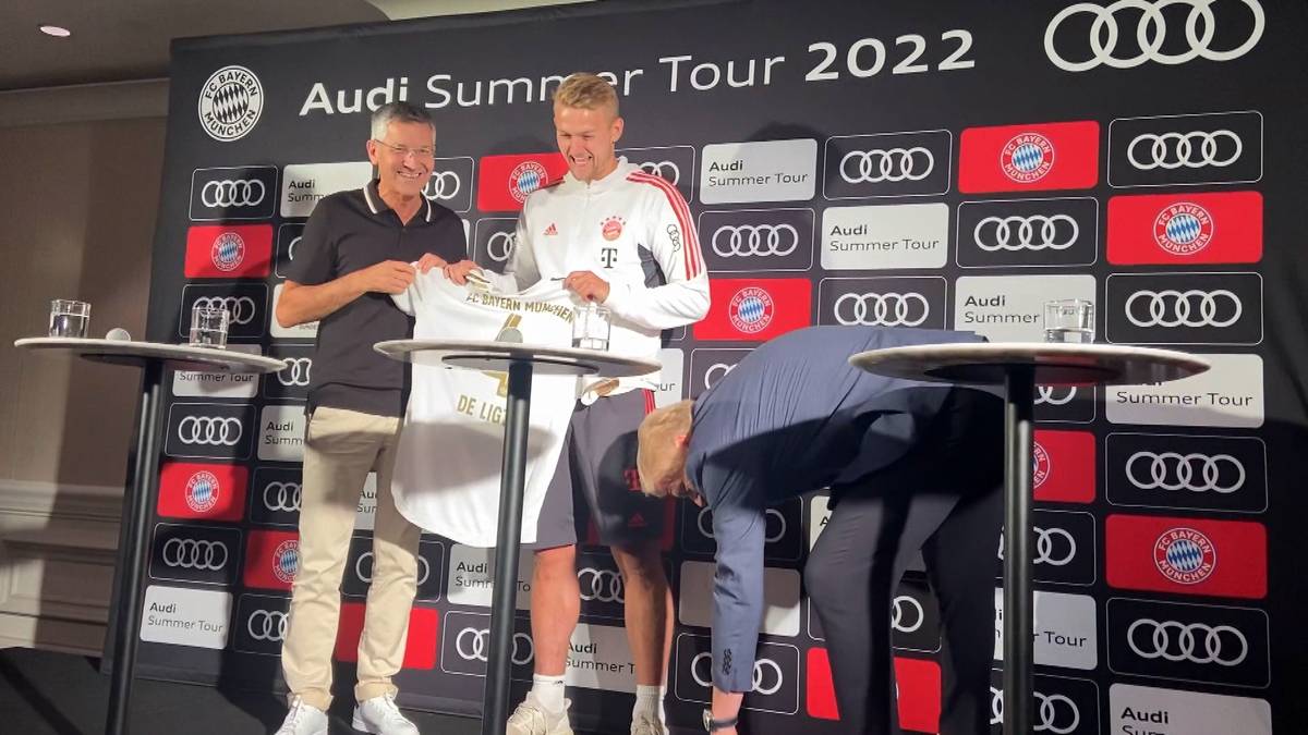 Bei der Vorstellung von Matthijs de Ligt fällt dem Bayern-Boss das Mikrofon runter. Oliver Kahn scherzt sogar über sein kleines Missgeschick.