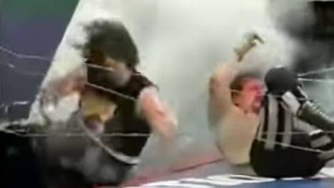 Mick Foley (l.) und Terry Funks spielten in ihrem "Exploding Barbed Wire Death Match" mit ihrem Leben