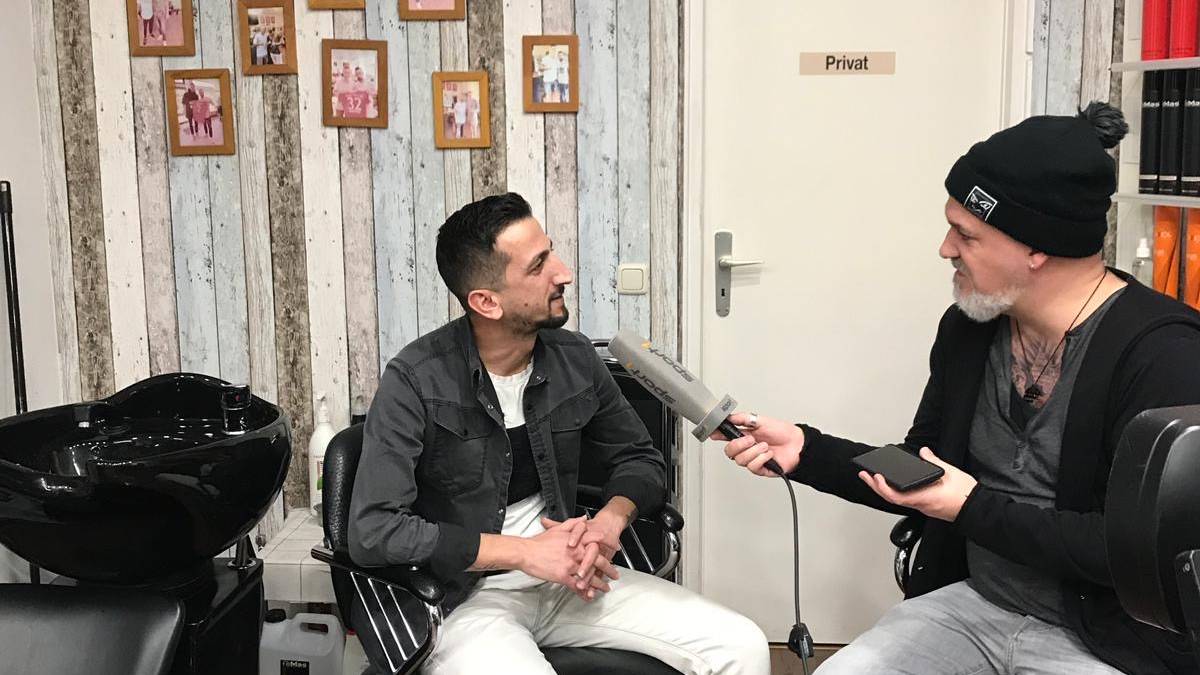 SPORT1-Reporter Reinhard Franke (r.) traf sich mit Erdal Yilmaz in dessen Salon und sprach mit ihm über die Bayern-Stars