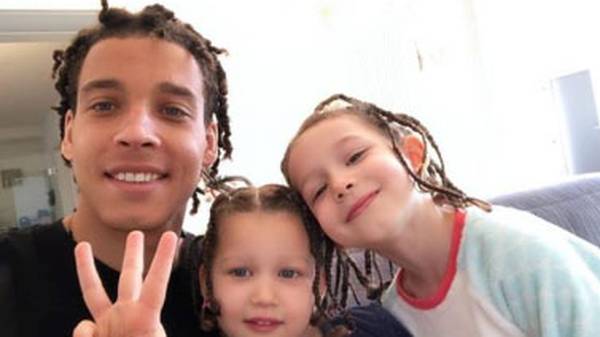 Axel Witsels Afro ist Vergangenheit. Dortmunds Belgier hat sich offenbar einer Familienaktion angeschlossen, denn auch seine Töchter tragen Dreadlocks