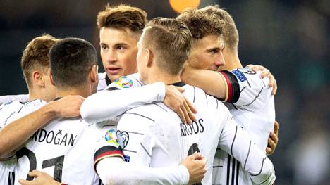 Robin Koch vom SC Freiburg ist wohl auf dem Sprung nach England. Außerdem: McKennie-Wechsel verzögert sich.