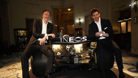 Ineos-Chef Sir Jim Ratcliffe (l.) hat mit Mercedes-Chef Toto Wolff einen Sponsorenvertrag geschlossen
