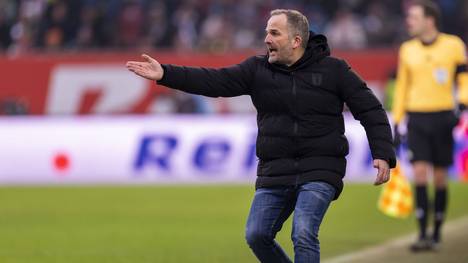 Nach dem 2:1-Erfolg gegen St. Pauli äußert sich FCA-Coach Manuel Baum zum strittigen Elfmeter für die Kiez-Kicker in der ersten Halbzeit. Der 46-Jährige hat zu dieser Situation eine klare Meinung.