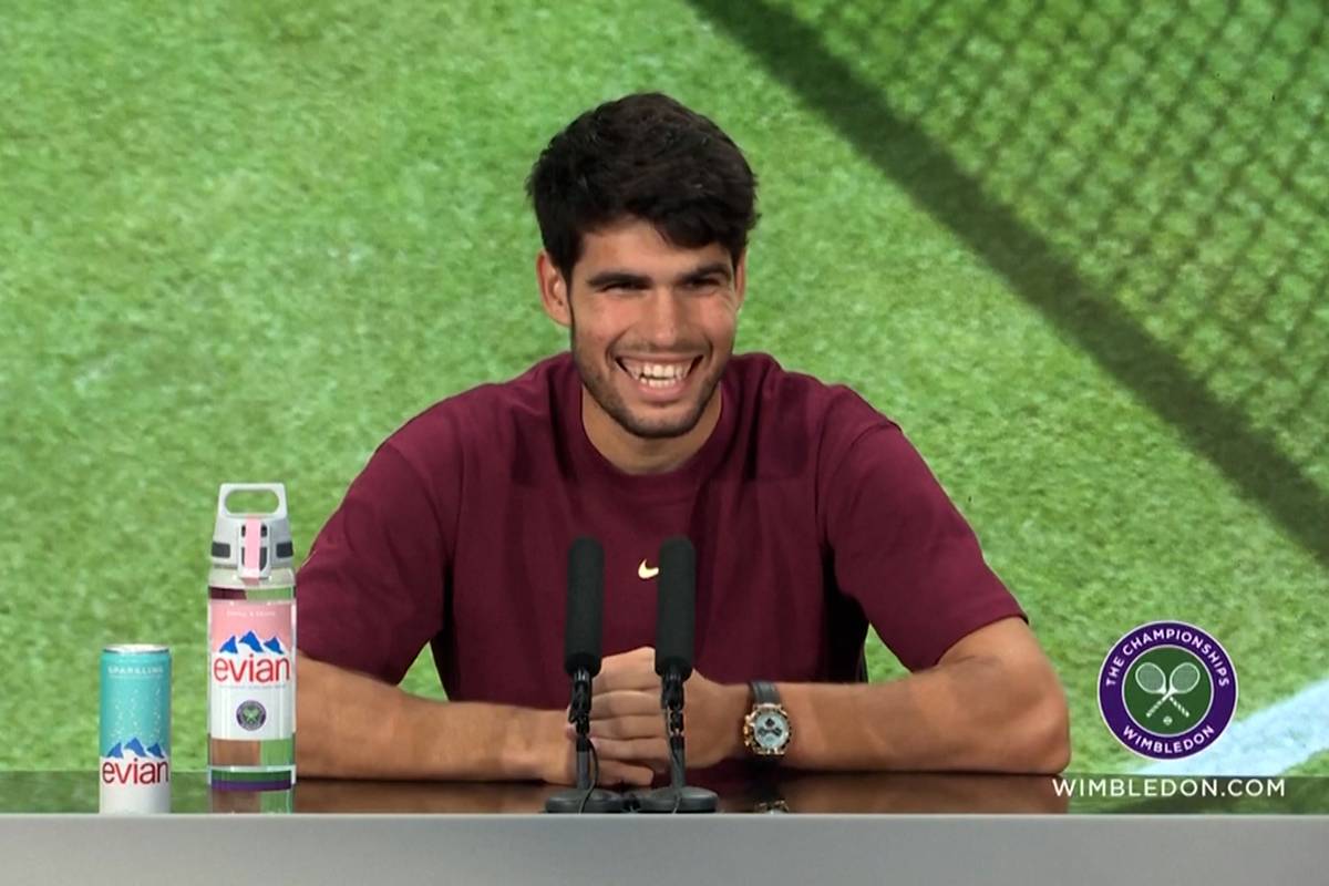 Tennisspieler Carlos Alcaraz spricht auf der Pressekonferenz bei Wimbledon über eine mögliche Runde Golf gegen Schauspieler Tom Holland.