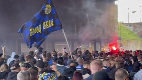 Vor dem Relegationsspiel zwischen Saarbrücken und Braunschweig heizen die Fans des 1. FC Saarbrücken die Stadt mit einem riesigen Fanmarsch ein. 