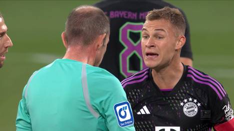 Joshua Kimmich kassiert einen bösen Tunnler von Leipzigs Openda. Der Bayern-Kapitän foult der RB-Stürmer - und regt sich fürchterlich über den Pfiff auf.