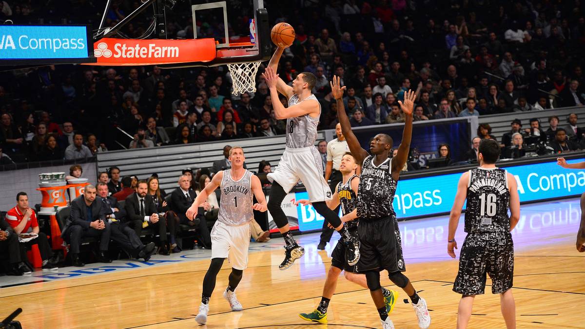 Für die USA hält vor allem Zach LaVine dagegen. Der Guard der Timberwolves fliegt sich schon mal warm für den Dunking Contest