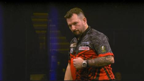 Jonny Clayton gewinnt auch den sechsten Spieltag der Premier League of Darts, obwohl er die ganze Zeit starke Schmerzen hat und über die Bühne humpelt.