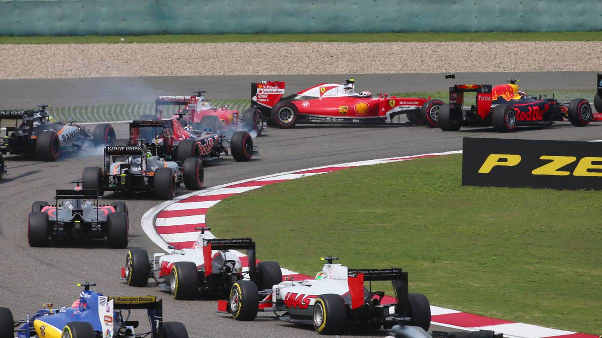 ... während von innen Daniil Kwjat (r.) an den Ferraris vorbeizieht. Vettel muss dem Russen ausweichen und trifft stattdessen seinen Teamkollegen Räikkönen, dessen Bolide sich von der Strecke dreht. Räikkönen muss die Box ansteuern und fällt ans Ende des Feldes. Auch Vettel verliert Plätze und damit den Kontakt zur Spitze