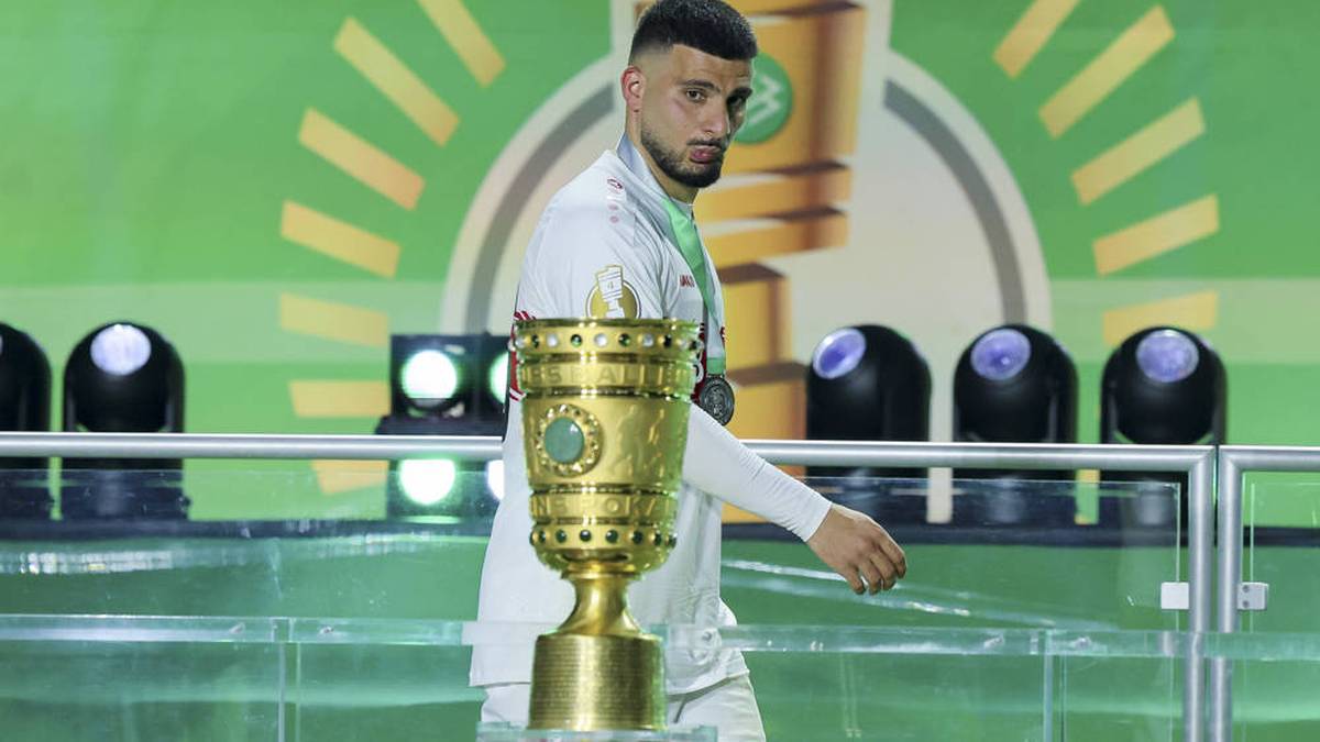 Auch Deniz Undav darf nur einen wehmütigen Blick auf den Pokal werfen, den der VfB vor einem Jahr noch gewonnen hatte
