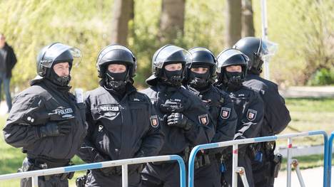 Die Polizei in Bremen setzte Schlagstöcke und Pfefferspray ein