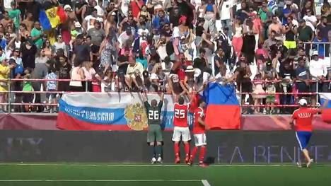 Russlands Spieler feiern nach dem Finaleinzug mit den Fans