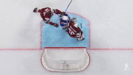 Beim WM-Eishockeyspiel zwischen Lettland und den USA geht es extrem körperlich zur Sache. Nach einem harten Schlag mit dem Schläger mitten ins Gesicht blutet ein US-Star und trägt ein blaues Auge davon. Die brutale Aktion sorgt sofort für eine hitzige Rudelbildung auf dem Eis.