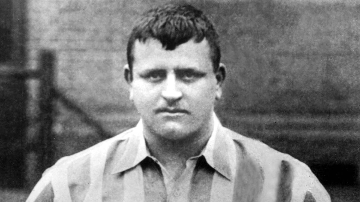WILLIAM HENRY FOULKE: Ein Nationalspieler, der 110 Kliogramm wiegt, wäre heute nahezu undenkbar. 1897 war das noch anders. Da wurde der füllige Torwart in die englische Nationalmannschaft berufen. Der Schlussmann von Sheffield United wurde von gegnerischen Fans mit der Frage "Wer hat den Kuchen aufgegessen?" verspottet. Dieser antwortete locker: "Mir egal, wie sich mich rufen. Hauptsache, sie rufen mich nicht zu spät zum Lunch!"