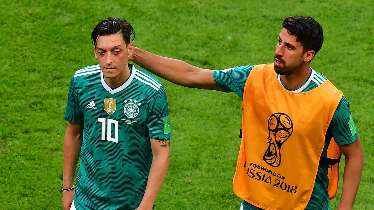 29. JUNI - Sami Khedira, der als Vertrauter Özils gilt, stellt die DFB-Führung in einem "Bild"-Interview bloß. Der Umgang mit Erdogan-Gate sei nicht richtig gewesen: "Das war ein Riesen-Thema und wurde unterschätzt, ja." Von wem? Das lässt Khedira offen