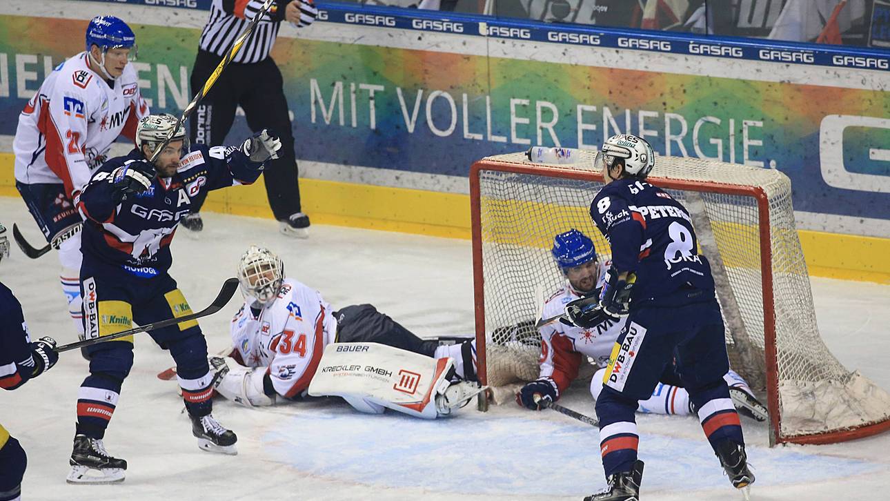 Eisbären gleichen krachend aus